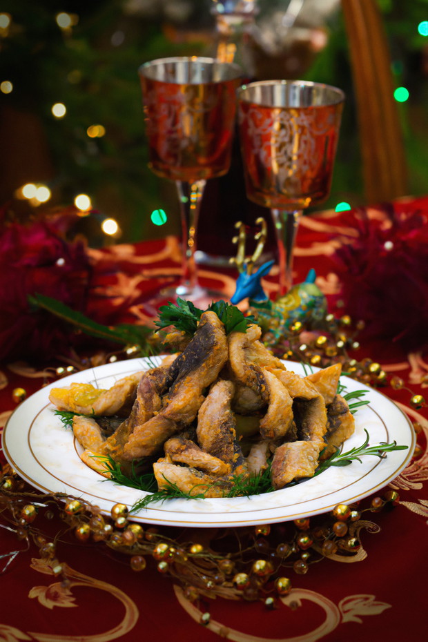 Przepisy na Wigilię i Boże Narodzenie: Faworki z karpia