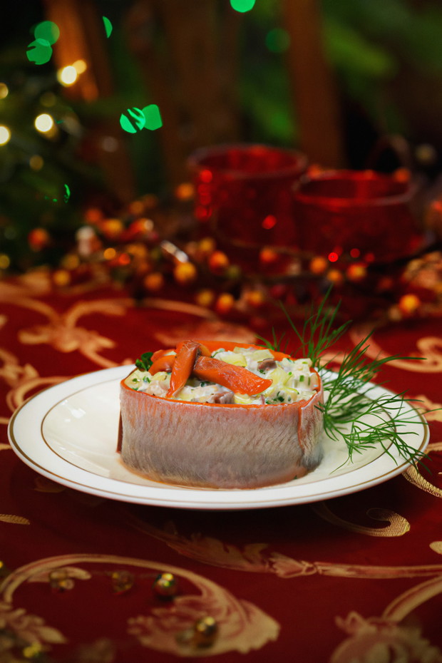 Przepisy na Wigilię i Boże Narodzenie: Sałatka śledziowa otulona łososiowym matiasem