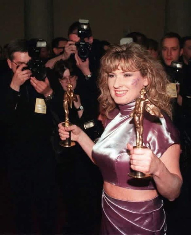 Beata Kozidrak ze statuetkami za album Beata. Fryderyki 1999.