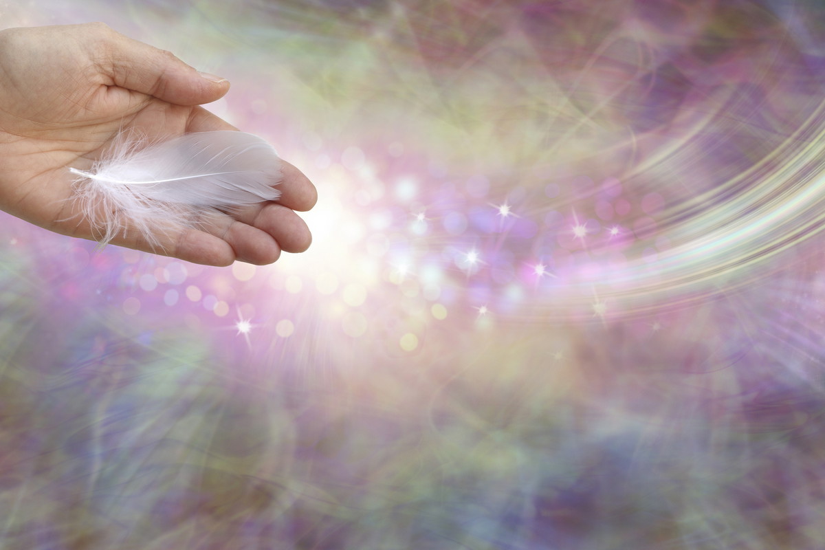 Wskazano 3 znaki zodiaku, które w maju 2024 dotknie ręka anioła