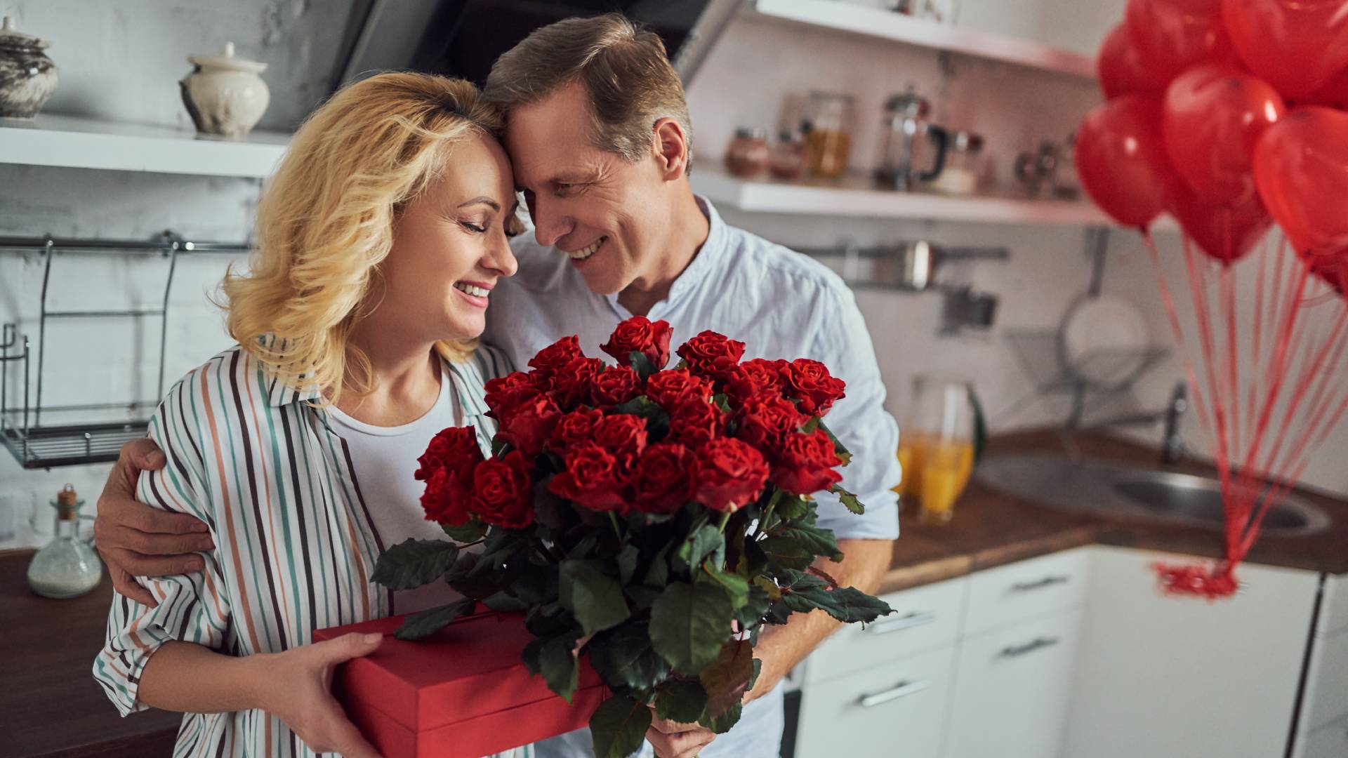 Czerwony płatek róży przyciąga miłość