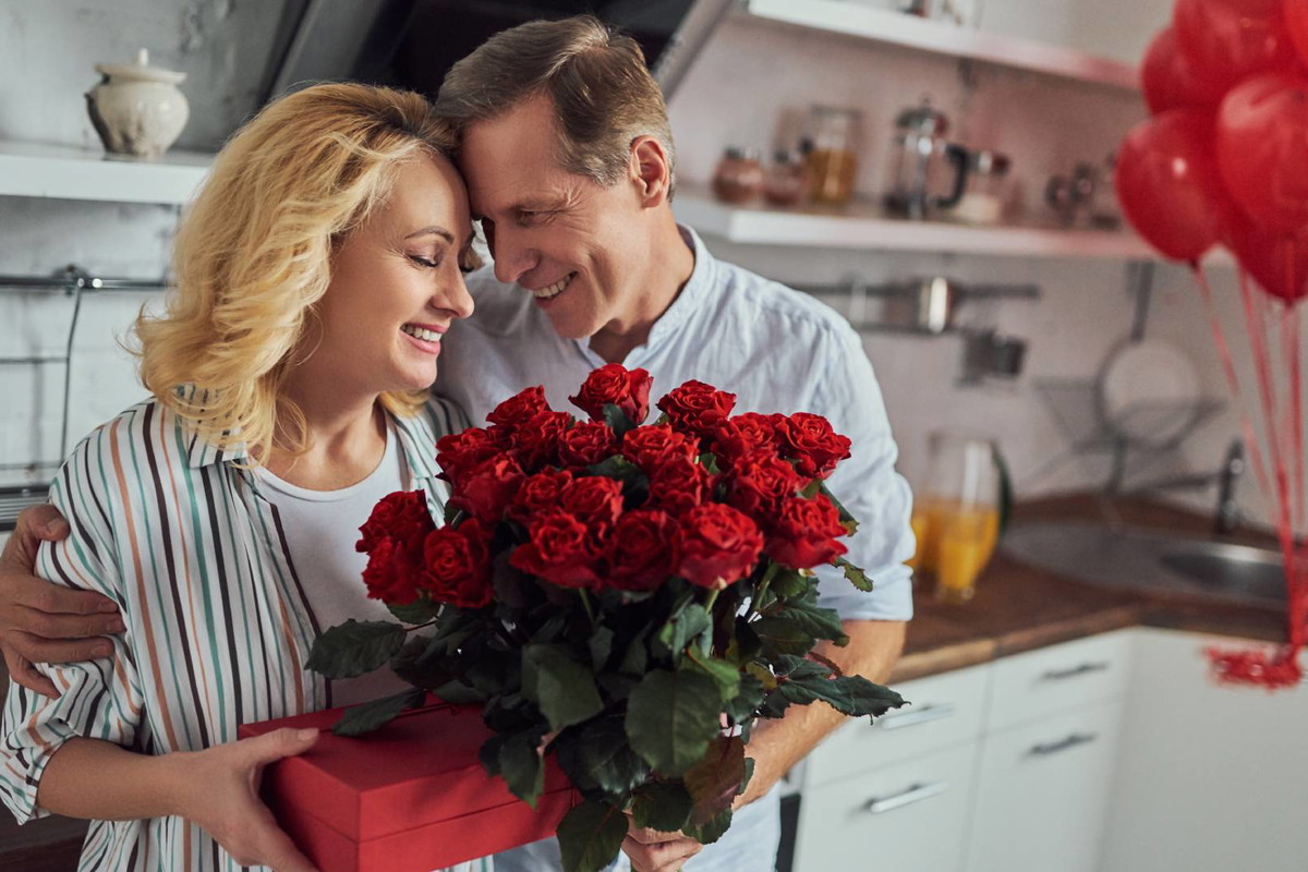 Czerwony płatek róży przyciąga miłość