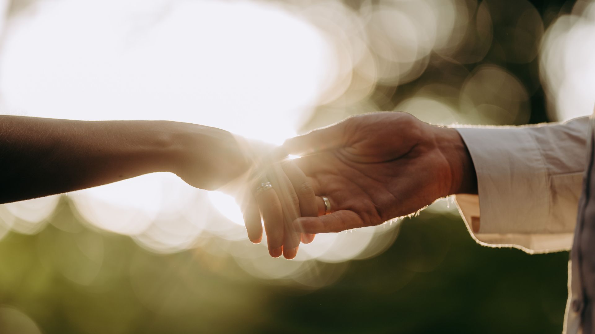 miłosny uścisk dłoni