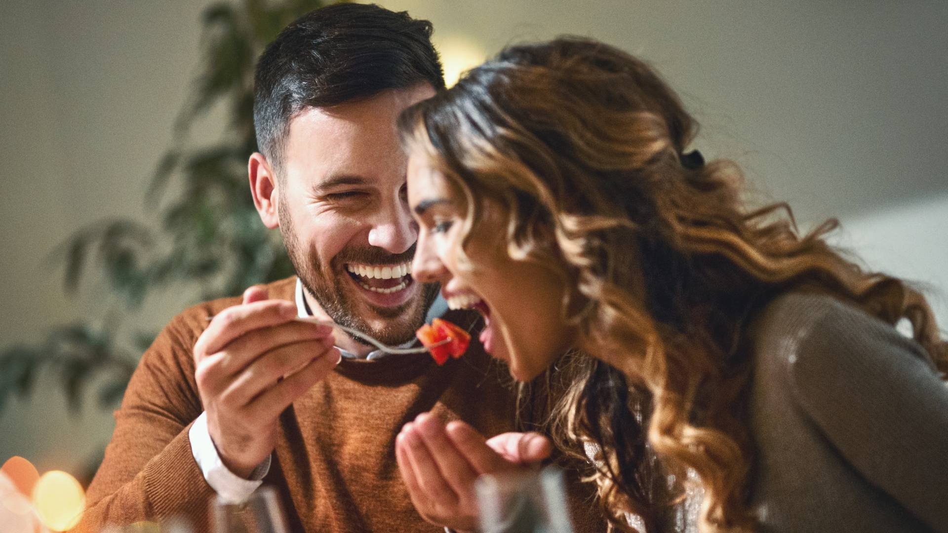 Ujawniono 3 znaki zodiaku, które flirtują na potęgę