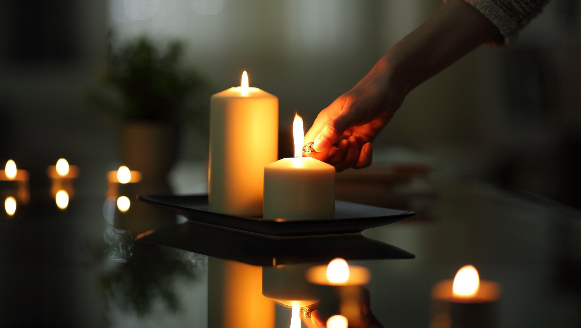 Uważaj na ten 1 drobiazg przy paleniu świecy. Zapowiada pecha, ale nie tylko