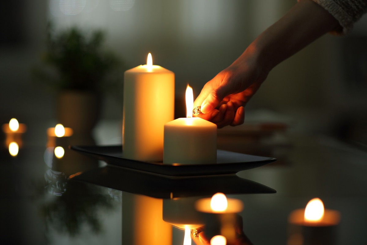 Uważaj na ten 1 drobiazg przy paleniu świecy. Zapowiada pecha, ale nie tylko