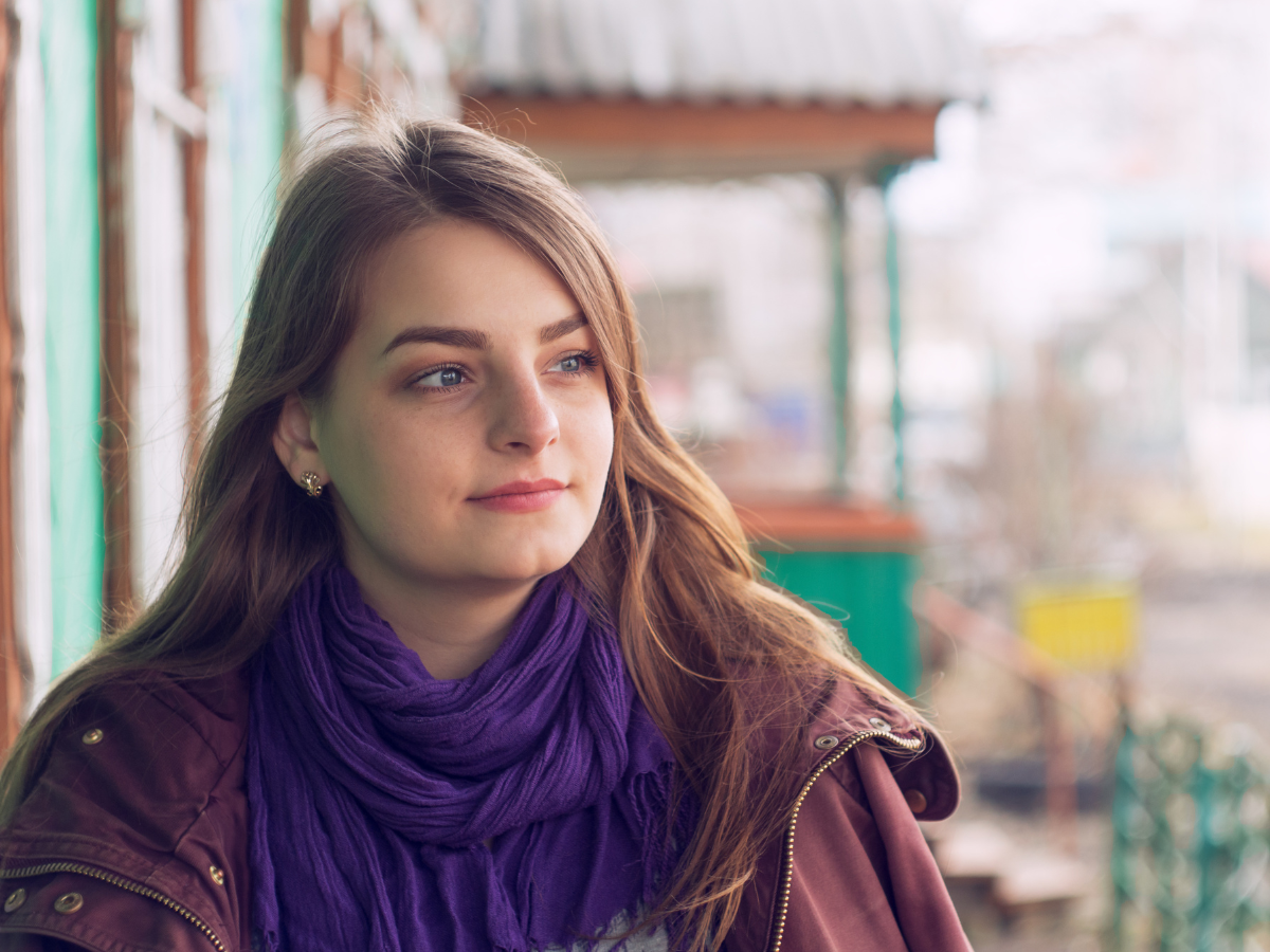 zamyślona dziewczyna