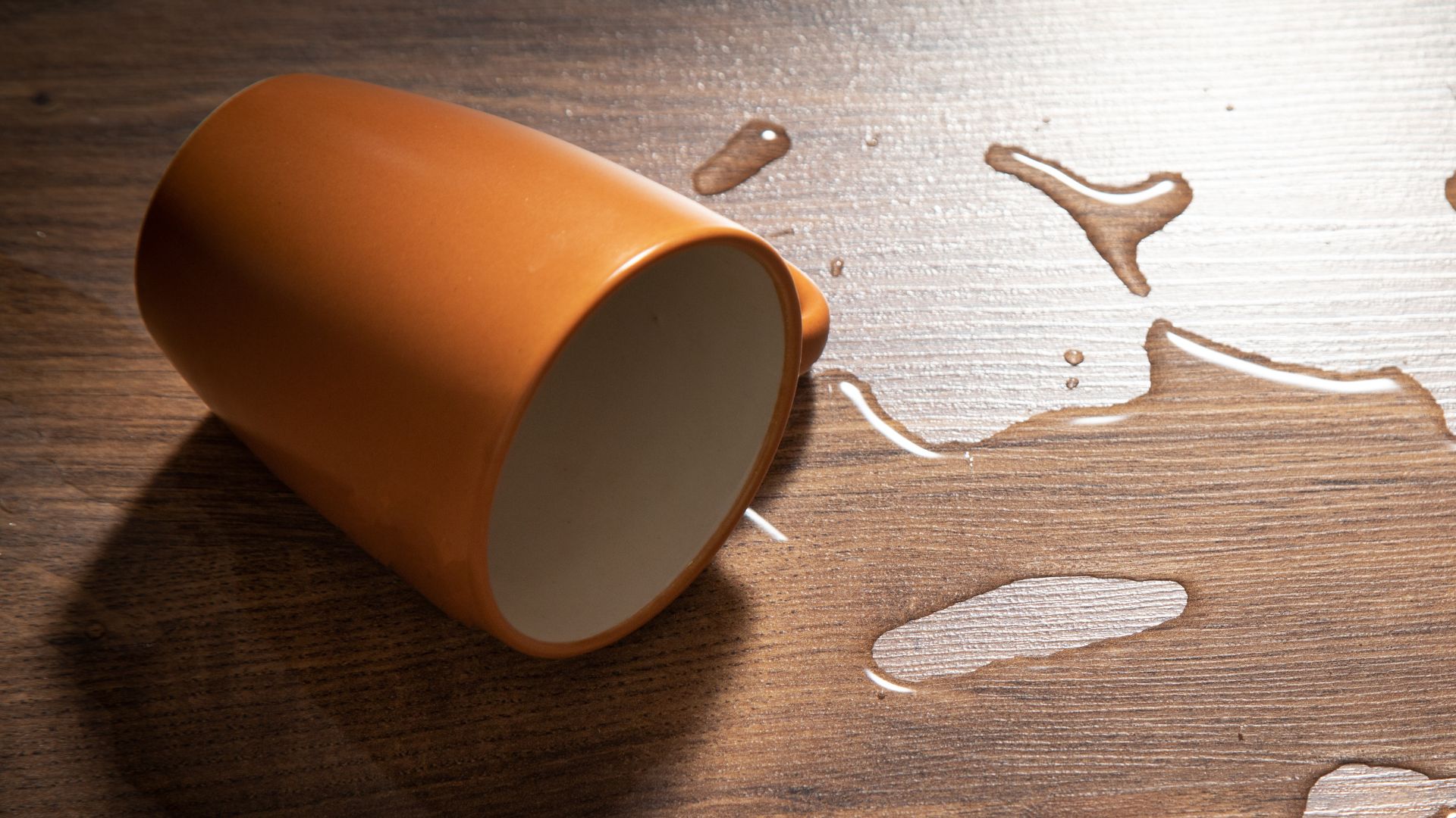 spadające przedmioty przesądy