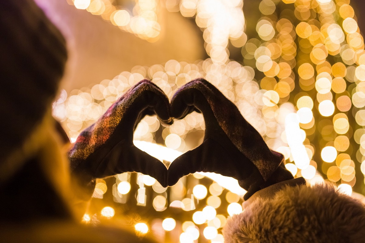 Miłosny rytuał na zimowe przesilenie. Przyciąga wielkie uczucie, ale odbiera 1 rzecz