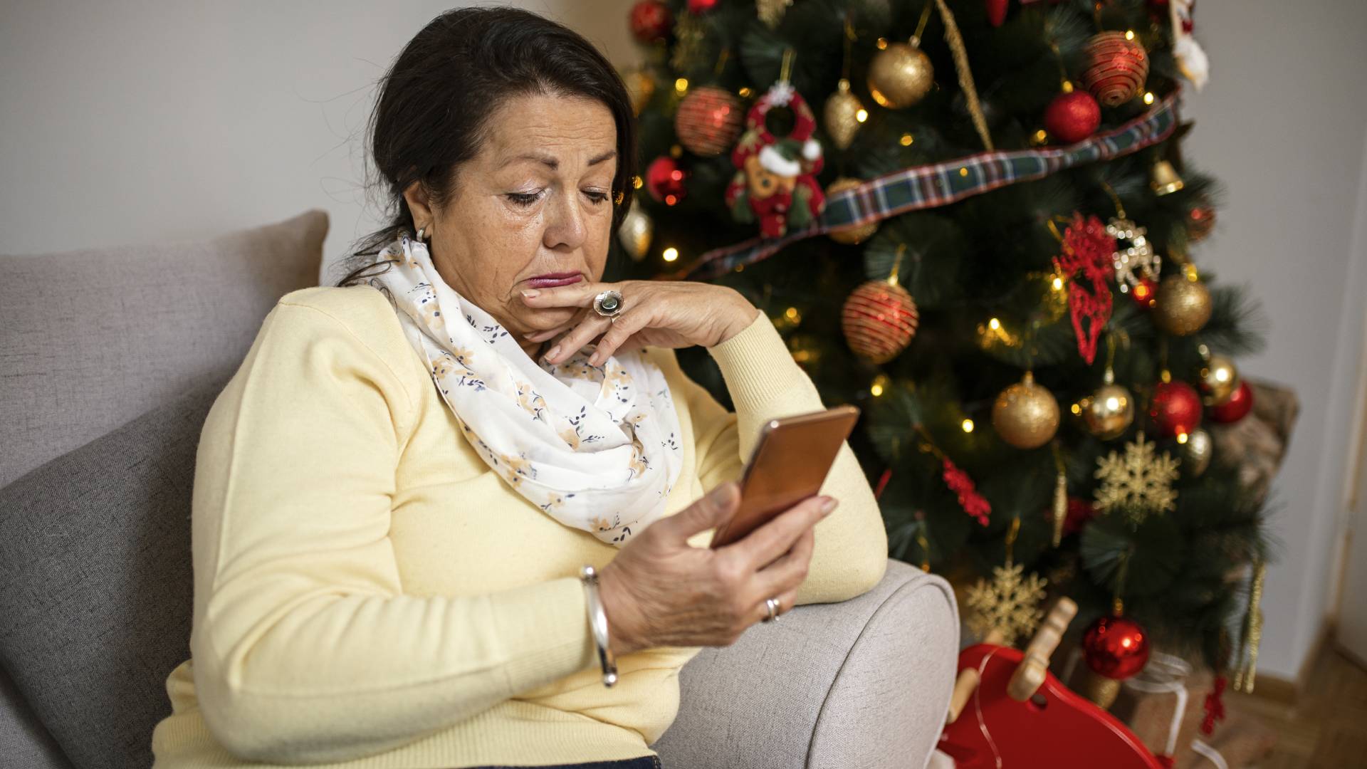 Przewrócona choinka zwiastuje kłopoty