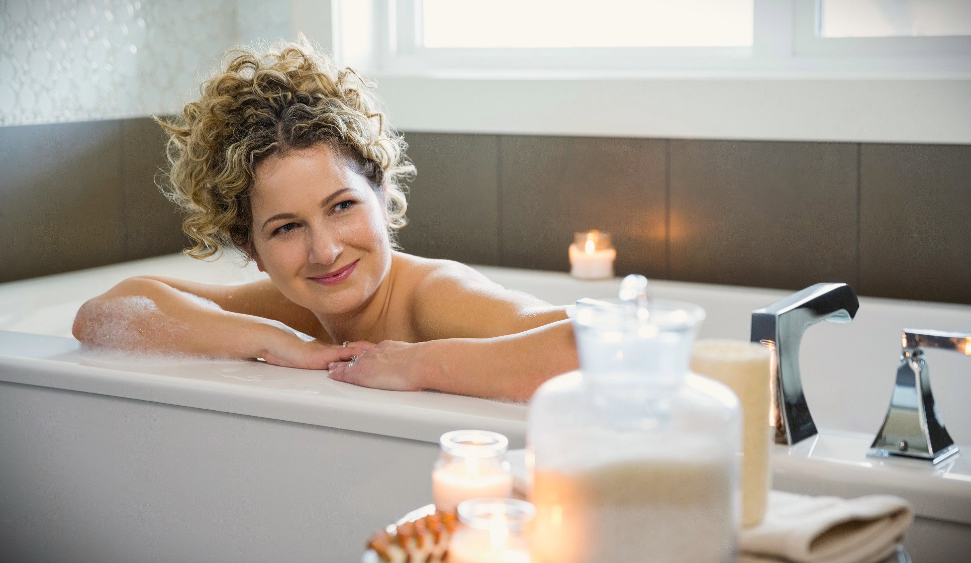 Liść laurowy w łazience zablokuje pecha. Działa też na ochronę i finanse