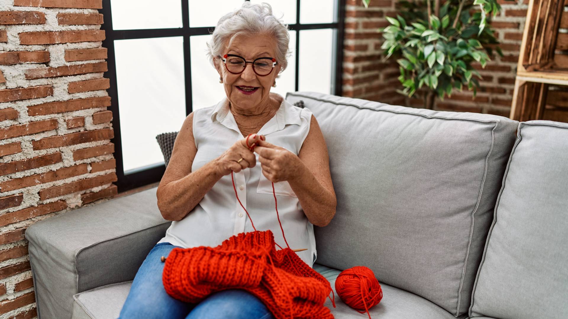 Babciny sposób na pecha w miłość z użyciem czerwonej włóczki