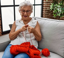 Babciny sposób na pecha w miłość z użyciem czerwonej włóczki
