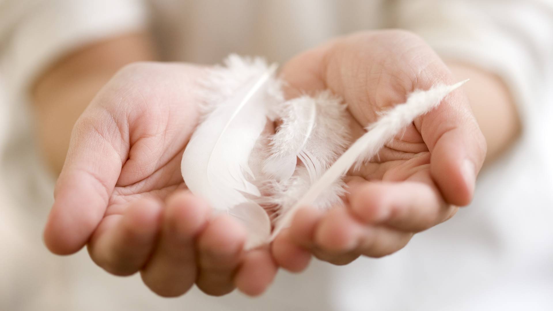 Wskazano 3 znaki zodiaku, które w grudniu dotknie ręka anioła