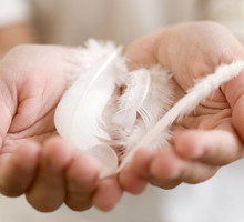 Wskazano 3 znaki zodiaku, które w grudniu dotknie ręka anioła