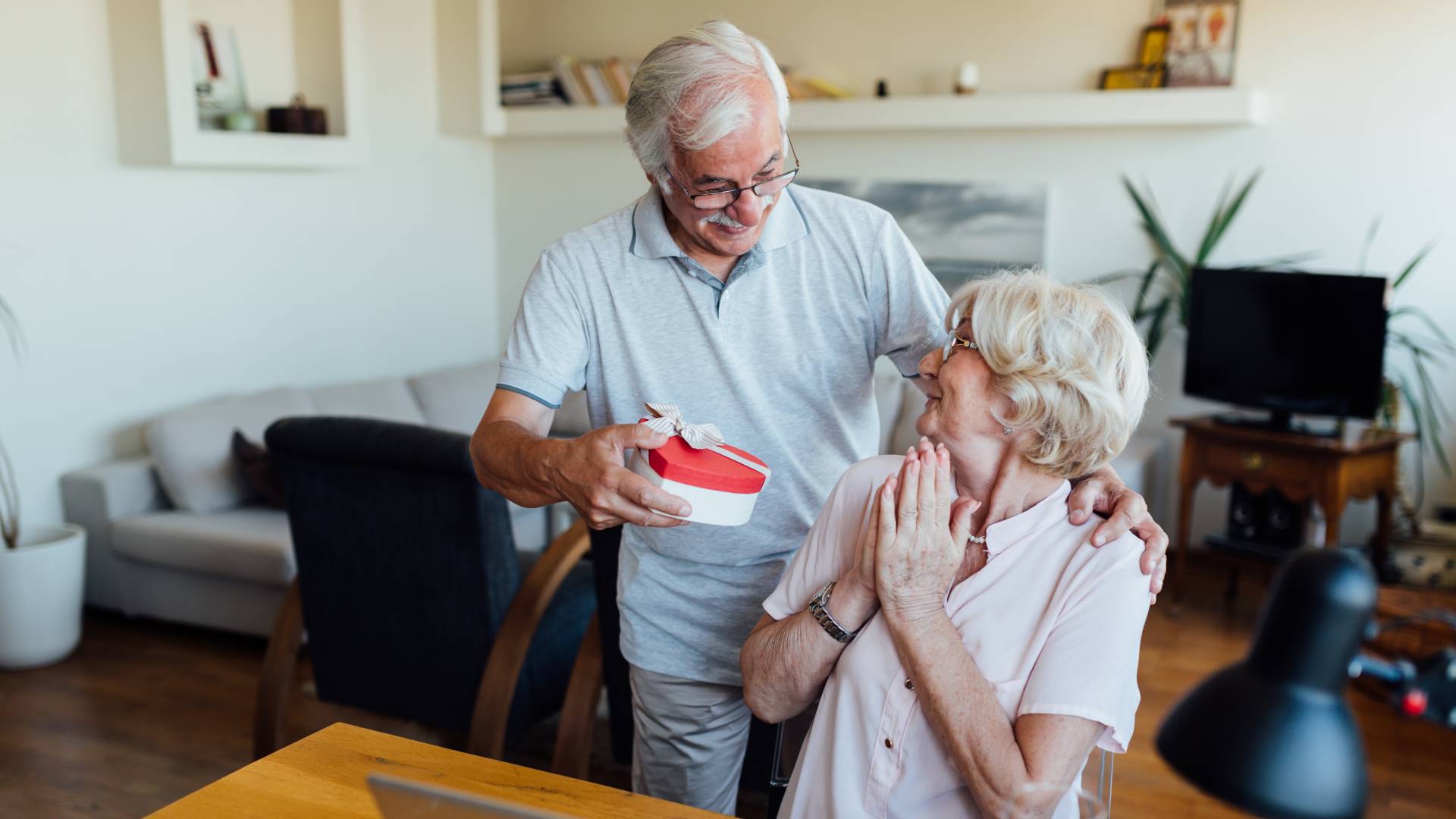 Mężczyźni spod tych 3 znaków obsypią swoje ukochane prezentami