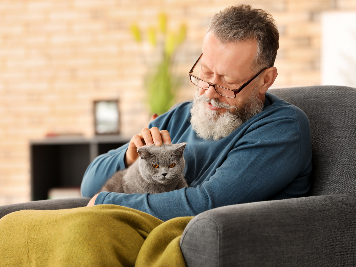 mężczyzna z kotem