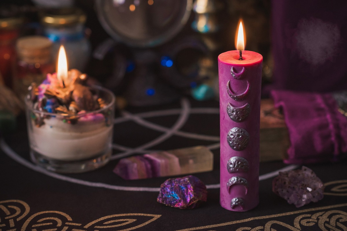 Zapal świecę w tym kolorze, gdy jesteś w sytuacji bez wyjścia. Przyniesie rozwiązanie i harmonię