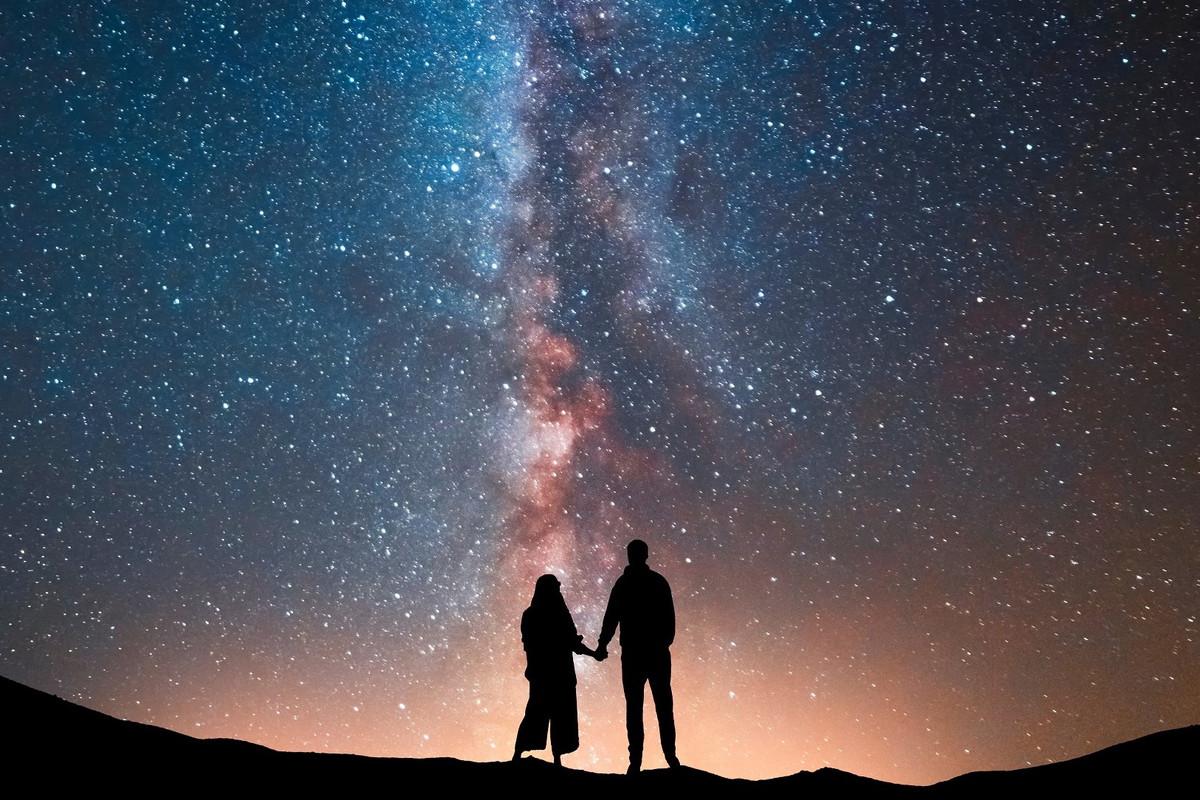 Ten układ planet przynosi magiczną moc miłości. Aż 4 znaki zodiaku zakochają się bez pamięci