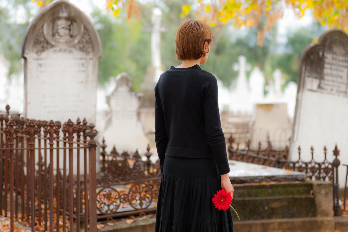 Nie rób tego, gdy wychodzisz z cmentarza. Inaczej czeka cię nieszczęście