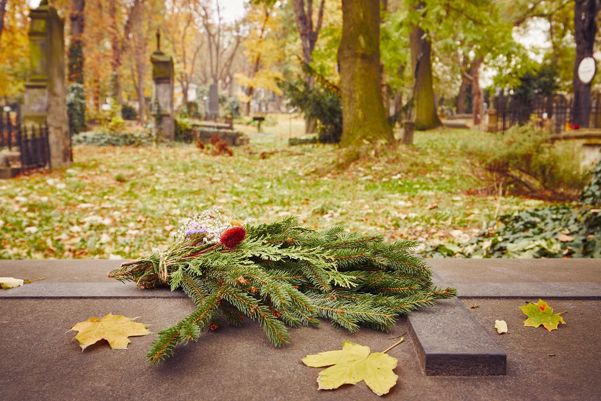 Ta gałązka na grobie symbolizuje wybaczenie. Zadziała lepiej niż stroik na Wszystkich świętych