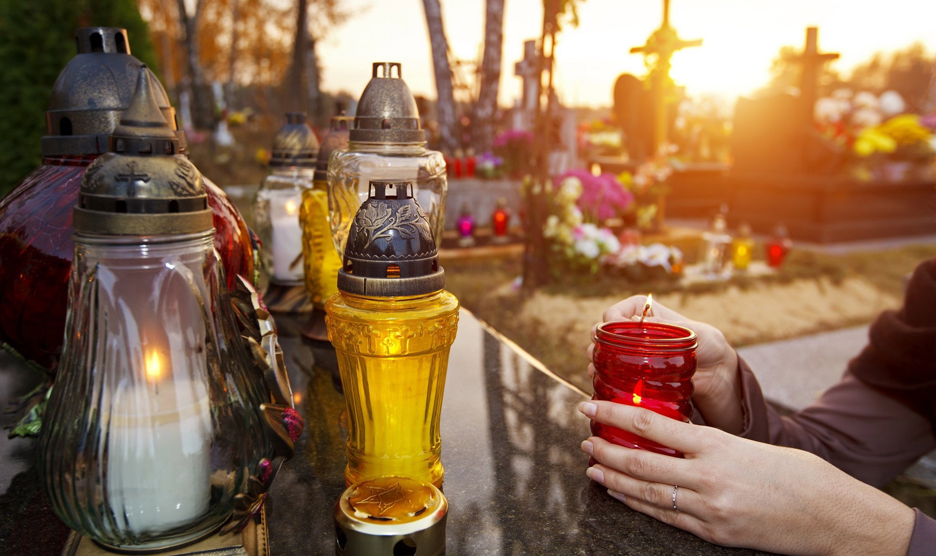 Koniecznie zrób to w Zaduszki, a przyciągniesz dobrą passę. Działa tylko 2 listopada