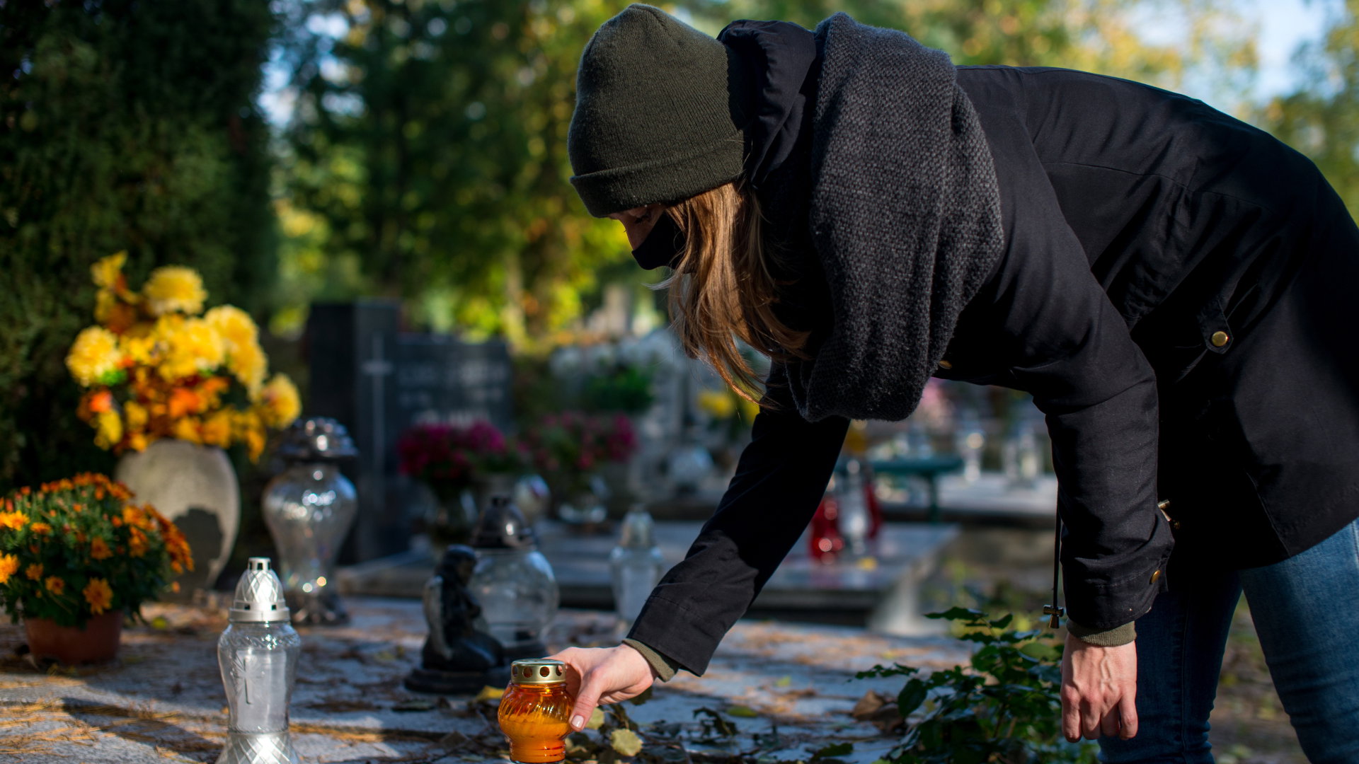 Uważaj na to, jak zapalasz znicze. 1 błąd może cię słono kosztować