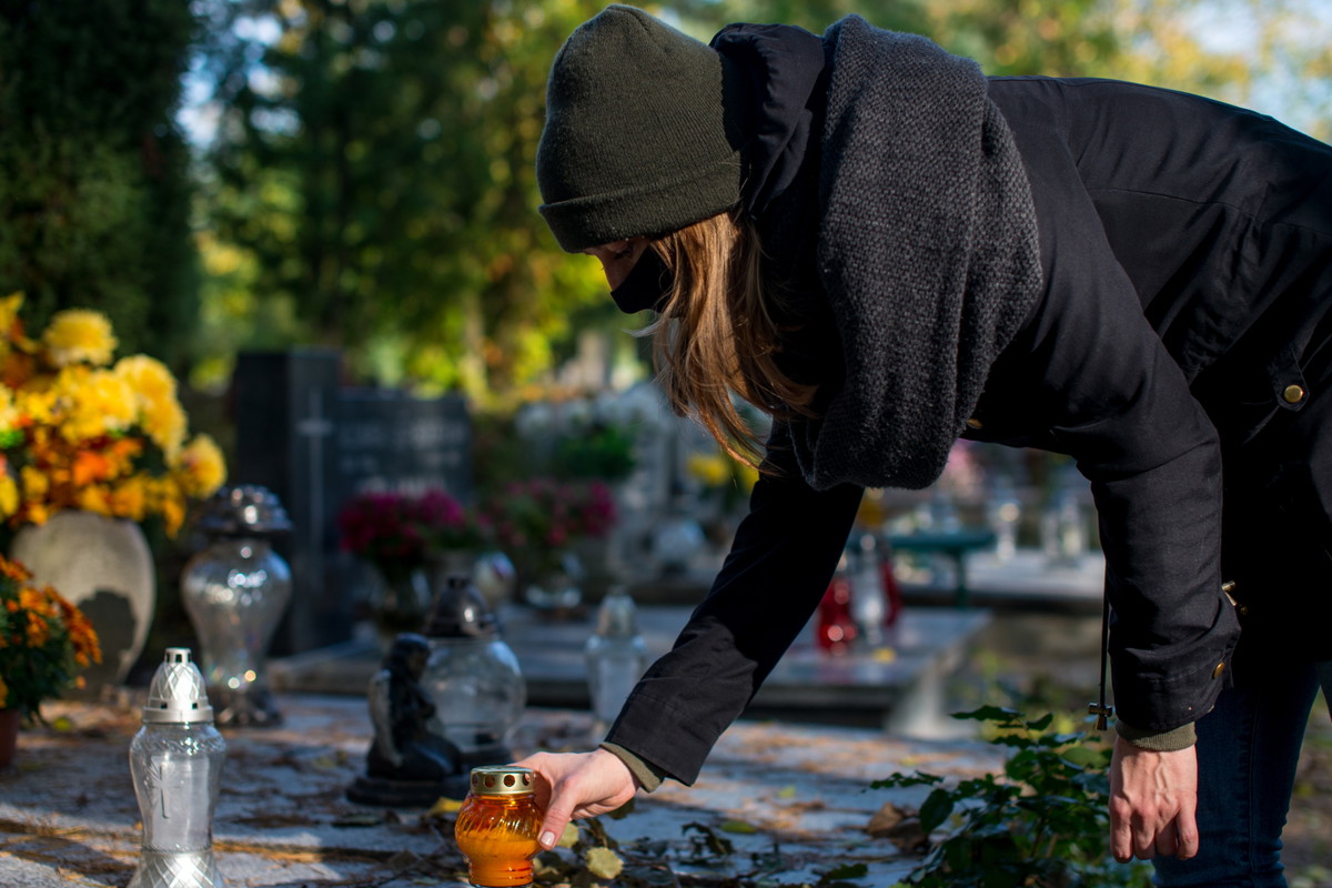 Uważaj na to, jak zapalasz znicze. 1 błąd może cię słono kosztować