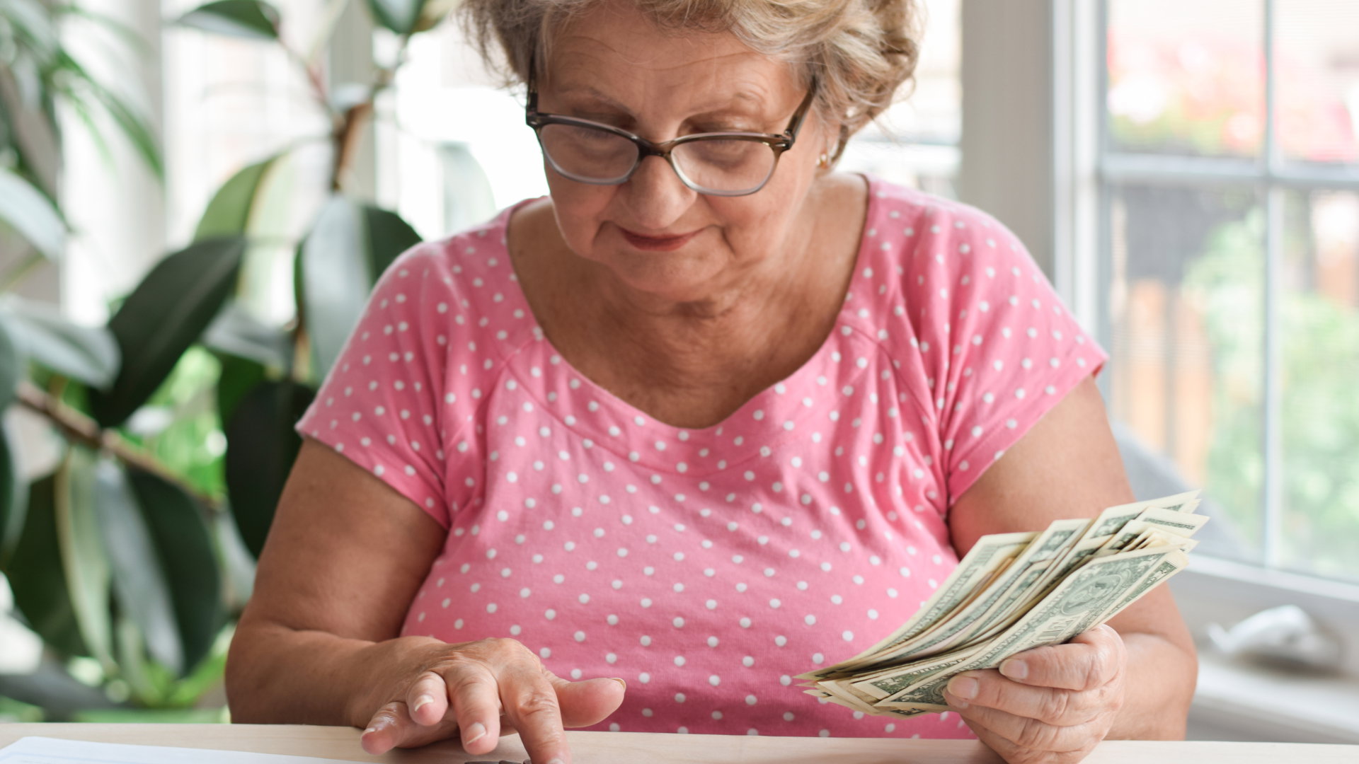 Babcia z Lubelszczyzny zdradza: agrafka przy ubraniu przyciąga pieniądze