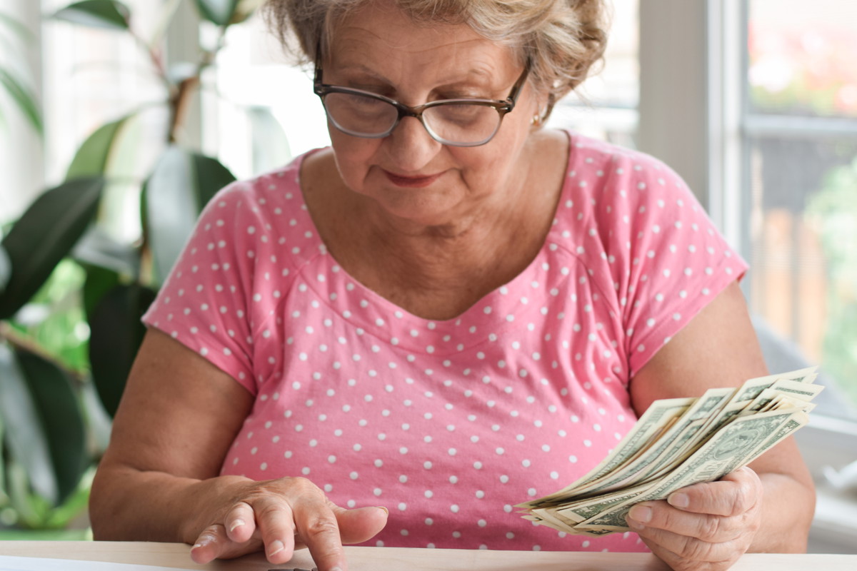 Babcia z Lubelszczyzny zdradza: agrafka przy ubraniu przyciąga pieniądze