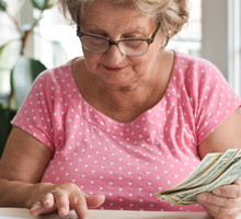 Babcia z Lubelszczyzny zdradza: agrafka przy ubraniu przyciąga pieniądze