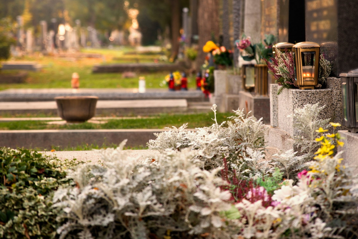 Na to uważaj na cmentarzu. Jeśli przytrafi ci się ta 1 rzecz, bliski zmarły próbuje ci coś przekazać