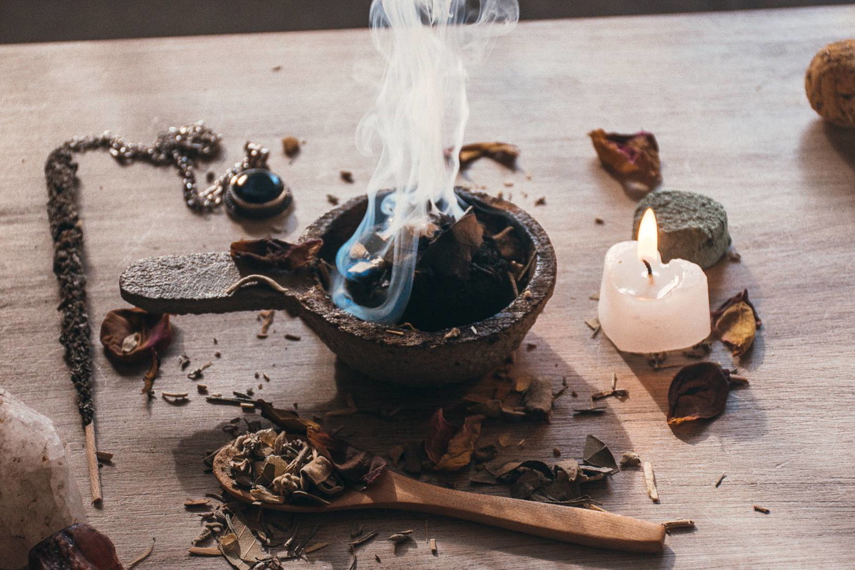 Sasafras przyciąga energię Jowisza i wzmacnia kobiecość. Ale jest 1 mały haczyk GettyImages Wirestock