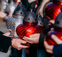 Nigdy nie zapalaj zniczy w tym miejscu. Ściągniesz pecha na siebie i bliskich