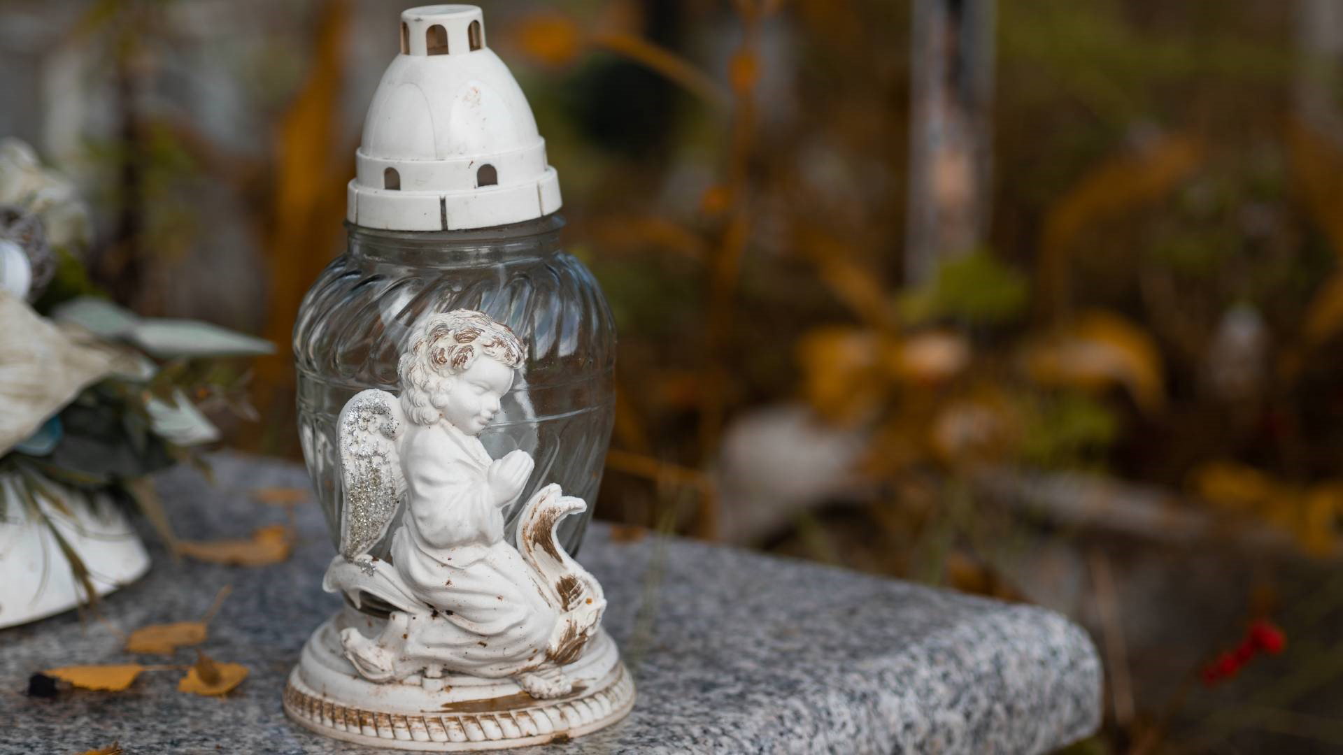 Pod żadnym pozorem nie wolno używać igły i nici w Zaduszki. W ten sposób narazisz się na poważne konsekwencje AdobeStock Klaudia Baran