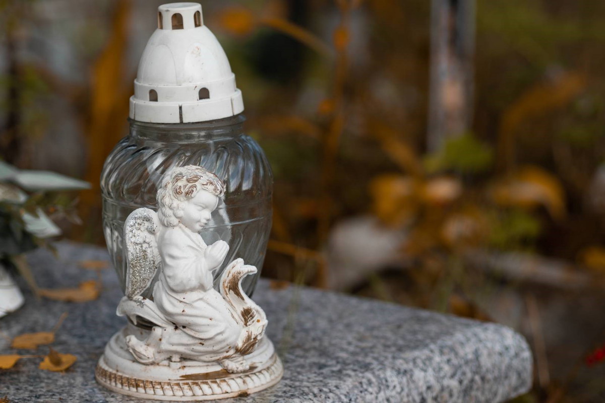 Pod żadnym pozorem nie wolno używać igły i nici w Zaduszki. W ten sposób narazisz się na poważne konsekwencje AdobeStock Klaudia Baran