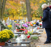 Jakich kwiatów nie kupować na cmentarz? Jeśli te położysz na grobie, ściągniesz na siebie pecha