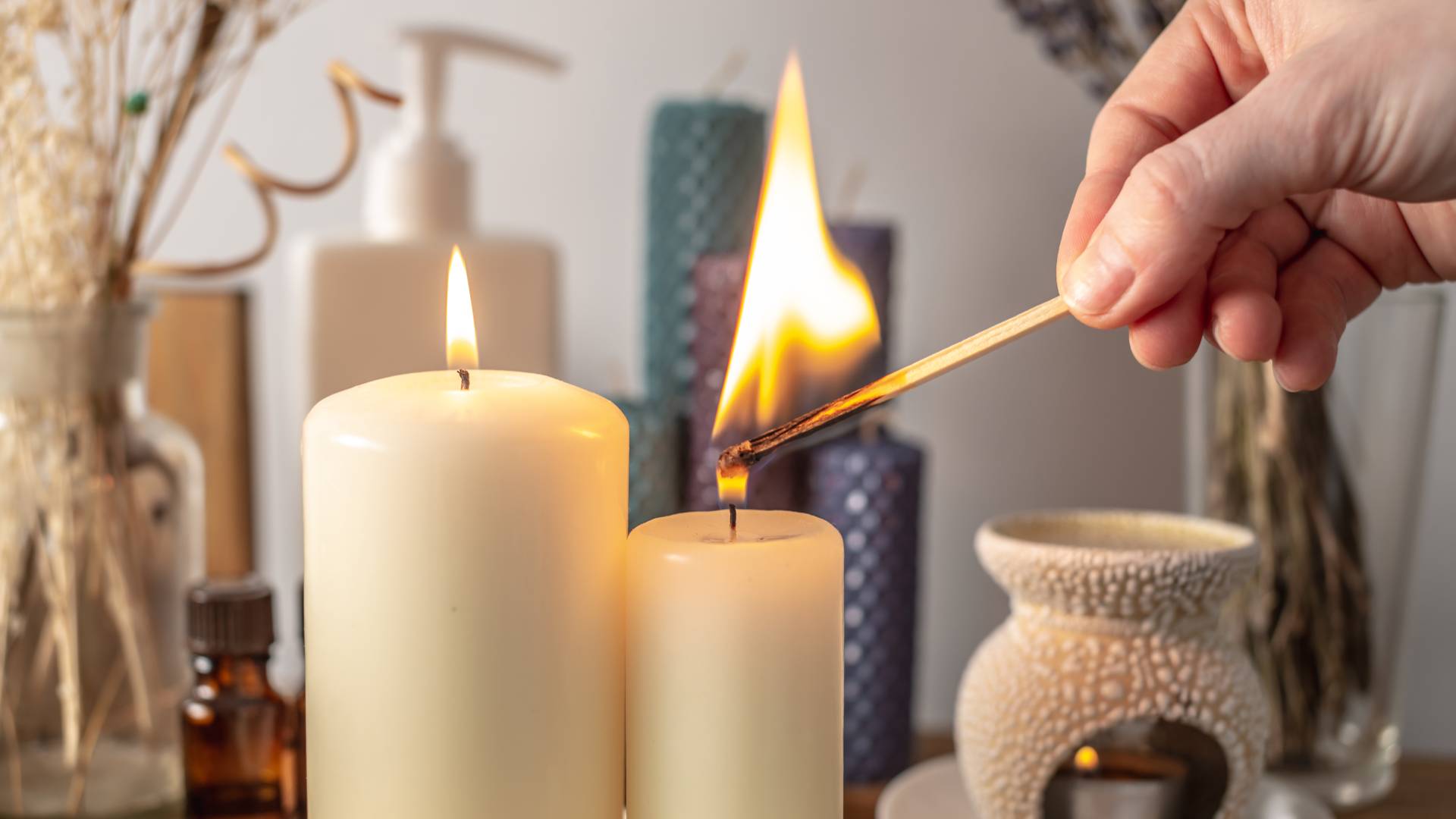 Opalizująca świeczka kryje potężną moc. I jest szczególnie polecana dla 1 znaku zodiaku GettyImages Tatiana Oleshko