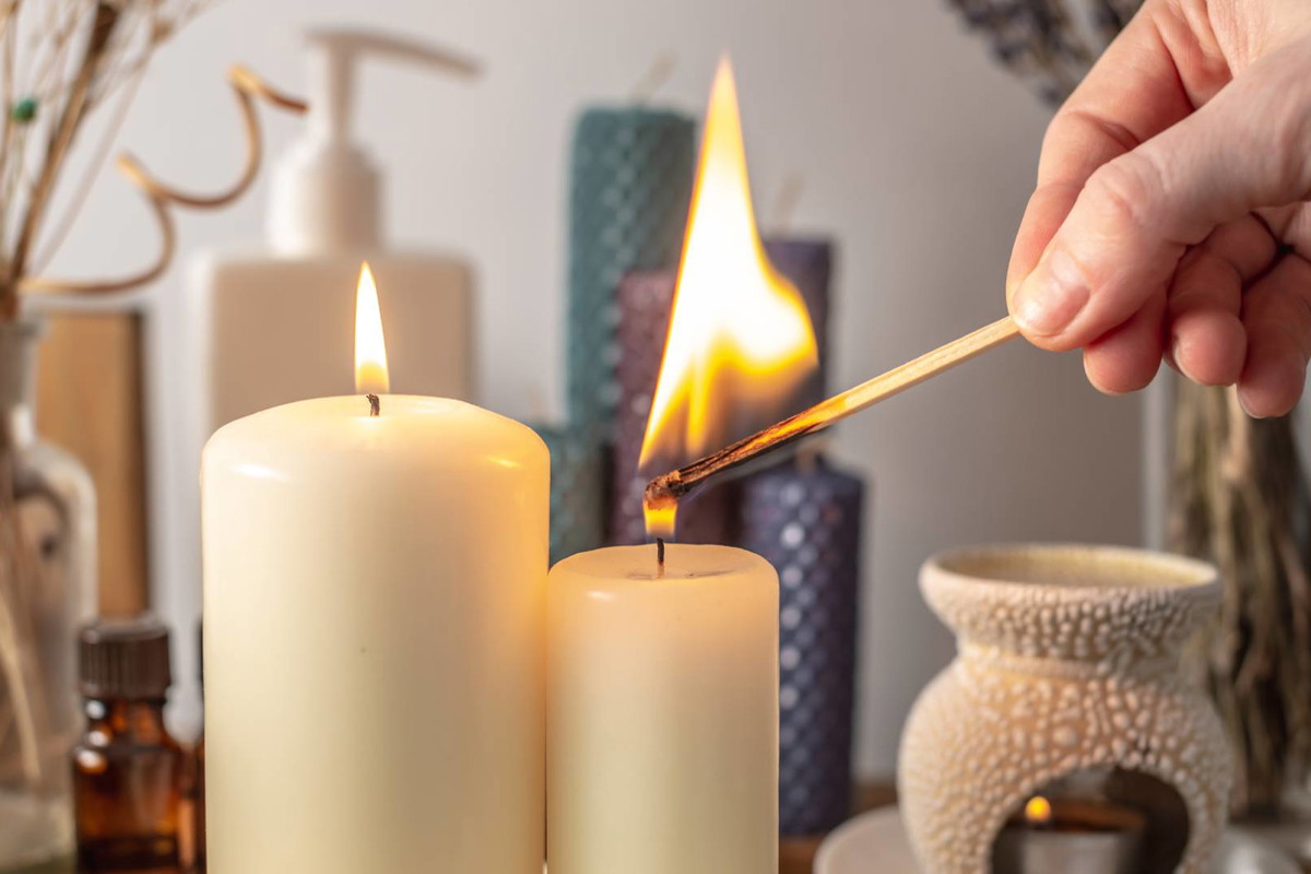 Opalizująca świeczka kryje potężną moc. I jest szczególnie polecana dla 1 znaku zodiaku GettyImages Tatiana Oleshko