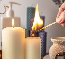 Opalizująca świeczka kryje potężną moc. I jest szczególnie polecana dla 1 znaku zodiaku GettyImages Tatiana Oleshko