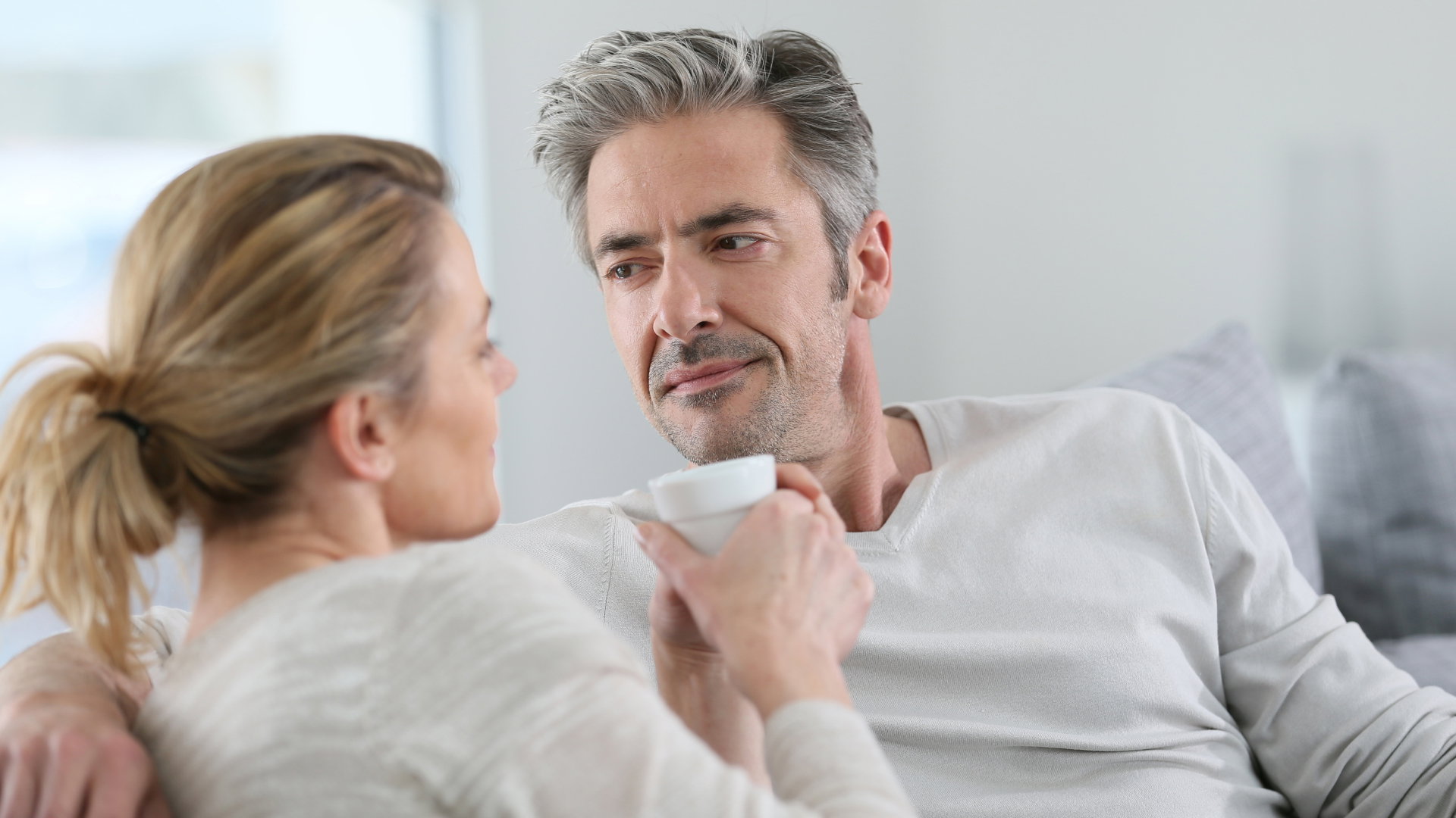 Dlaczego nie powinno się mówić "na zdrowie"? W ten sposób ściągasz pecha na ukochaną osobę