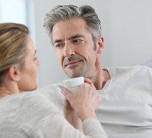 Dlaczego nie powinno się mówić "na zdrowie"? W ten sposób ściągasz pecha na ukochaną osobę