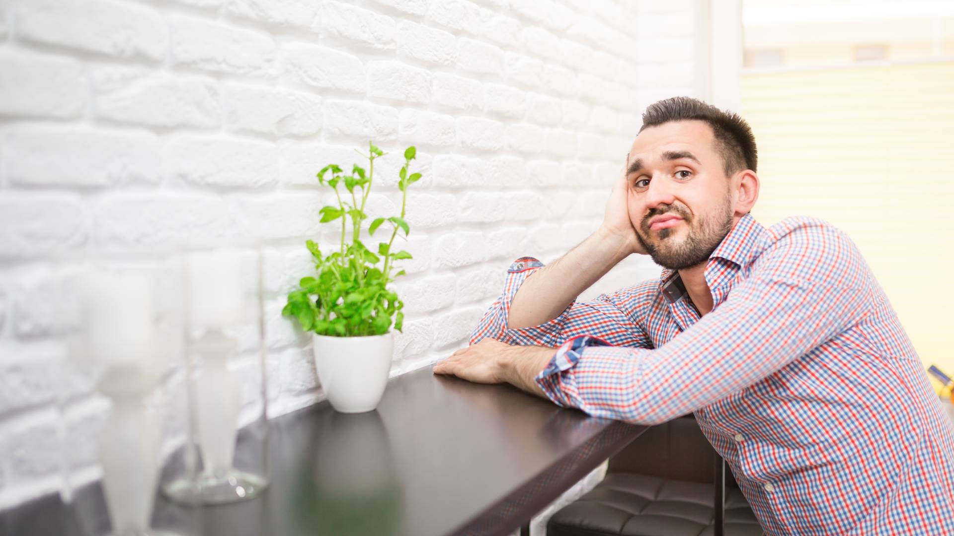 Oto imiona 7 mężczyzn, którzy uwielbiają grymasić. Muchy w nosie to za mało powiedziane GettyImages InnerVisionPRO