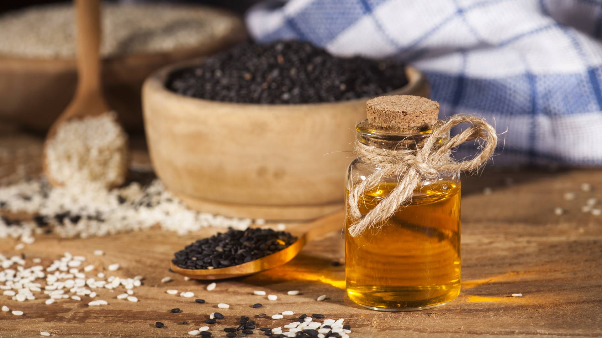 7 ziaren sezamu przyciąga bogactwo do domu. Ale to nie jedyne właściwości  GettyImages NikiLitov