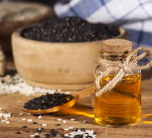 7 ziaren sezamu przyciąga bogactwo do domu. Ale to nie jedyne właściwości GettyImages NikiLitov