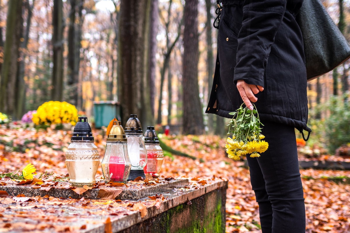 Nie zostawiaj tych kwiatów na grobie. Działają na szkodę nie tylko we Wszystkich Świętych
