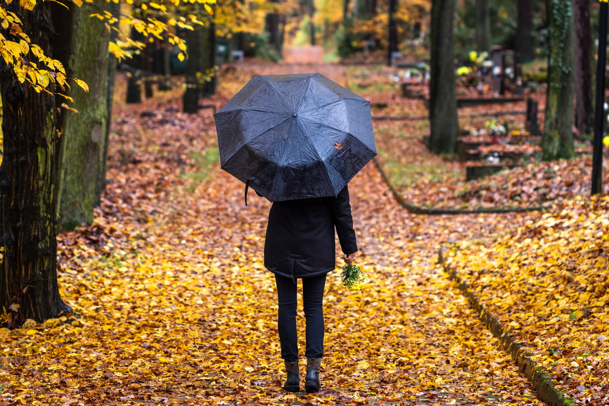 Co przynosi szczęście na cmentarzu? Ta 1 rzecz sprawi, że los będzie ci sprzyjał