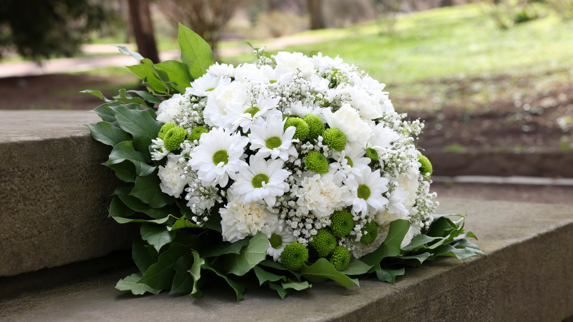 Stroik na Wszystkich Świętych nie może zawierać 1 rzeczy. Ten element zaszkodzi twoim zmarłym bliskim