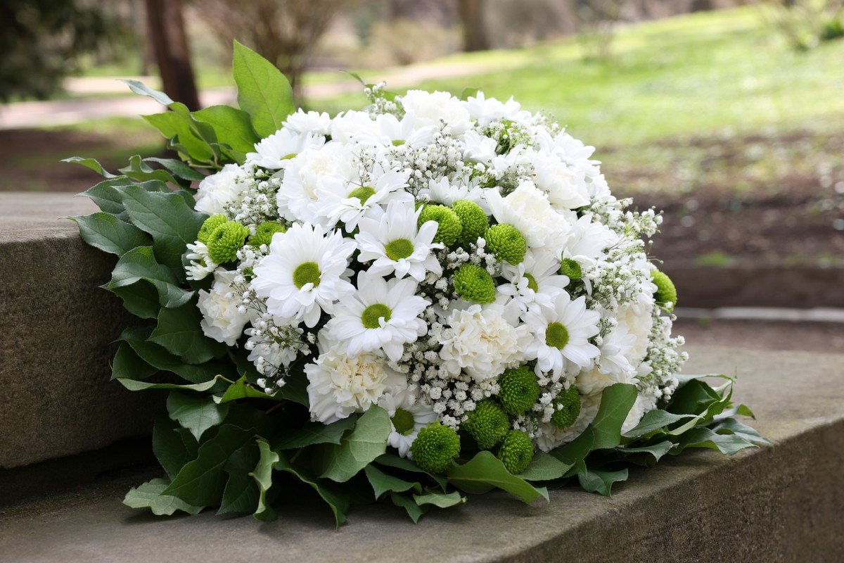 Stroik na Wszystkich Świętych nie może zawierać 1 rzeczy. Ten element zaszkodzi twoim zmarłym bliskim