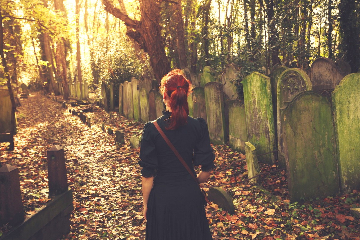 Nigdy nie zakładaj tego na cmentarz. Inaczej ściągniesz na siebie największe nieszczęście